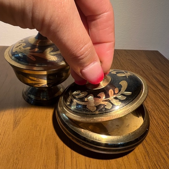 Brass and black jewelry, trinket dishes, make up holders vintage etched India - Picture 8 of 9